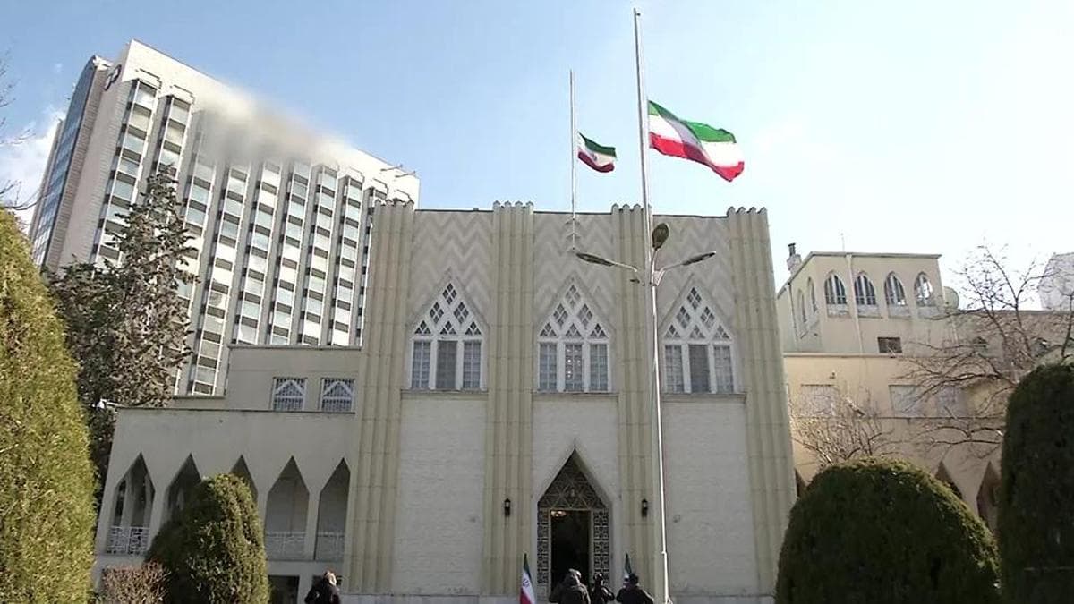 İran Büyükelçiliği’nde bayraklar yarıya indi, taziye defteri açıldı