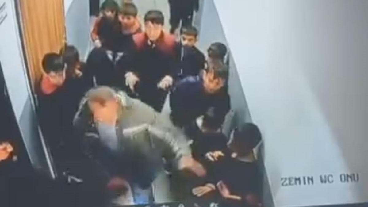 Çocuğuna kar topu atan öğrenciyi darbetti