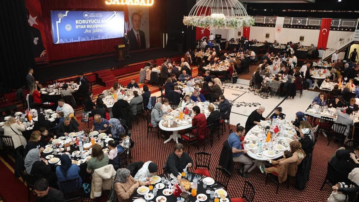 Bursa'da koruyucu aile ve çocuklar için iftar programı düzenledi