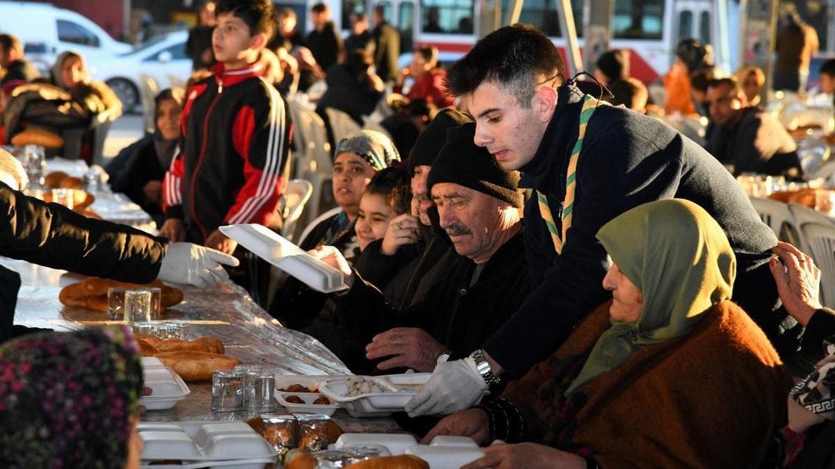 Başkan Çenet vatandaşlarla mahalle iftarında buluştu