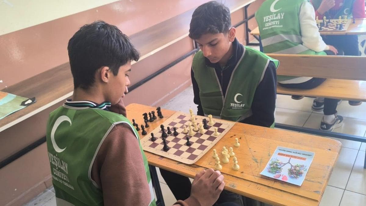 Yeşilay'dan lisede satranç etkinliği