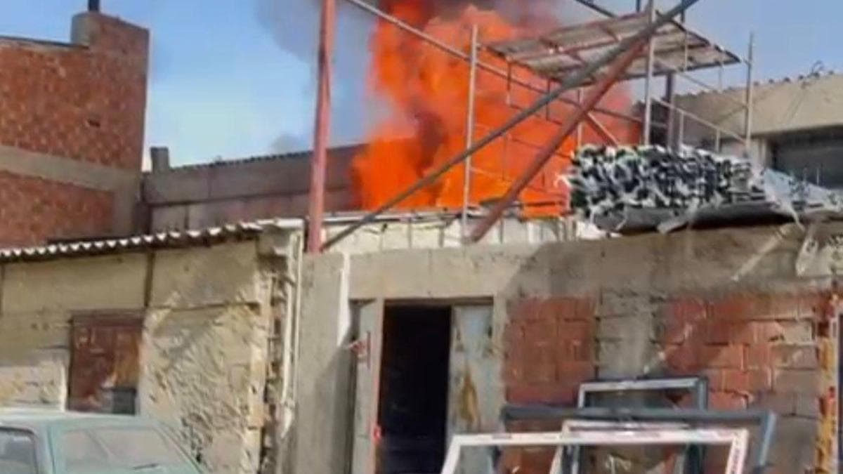 Mobilya deposunda yangın