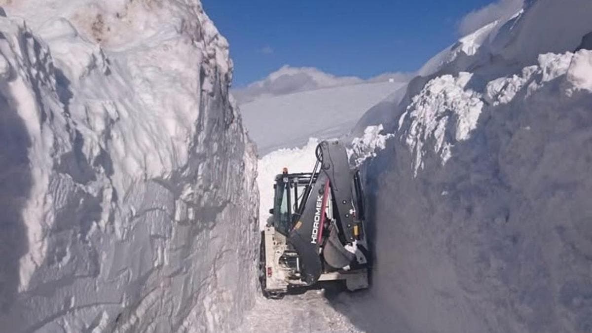 Van'ın İran sınır hattındaki askeri üs bölgelerinde 4 metre karla mücadele