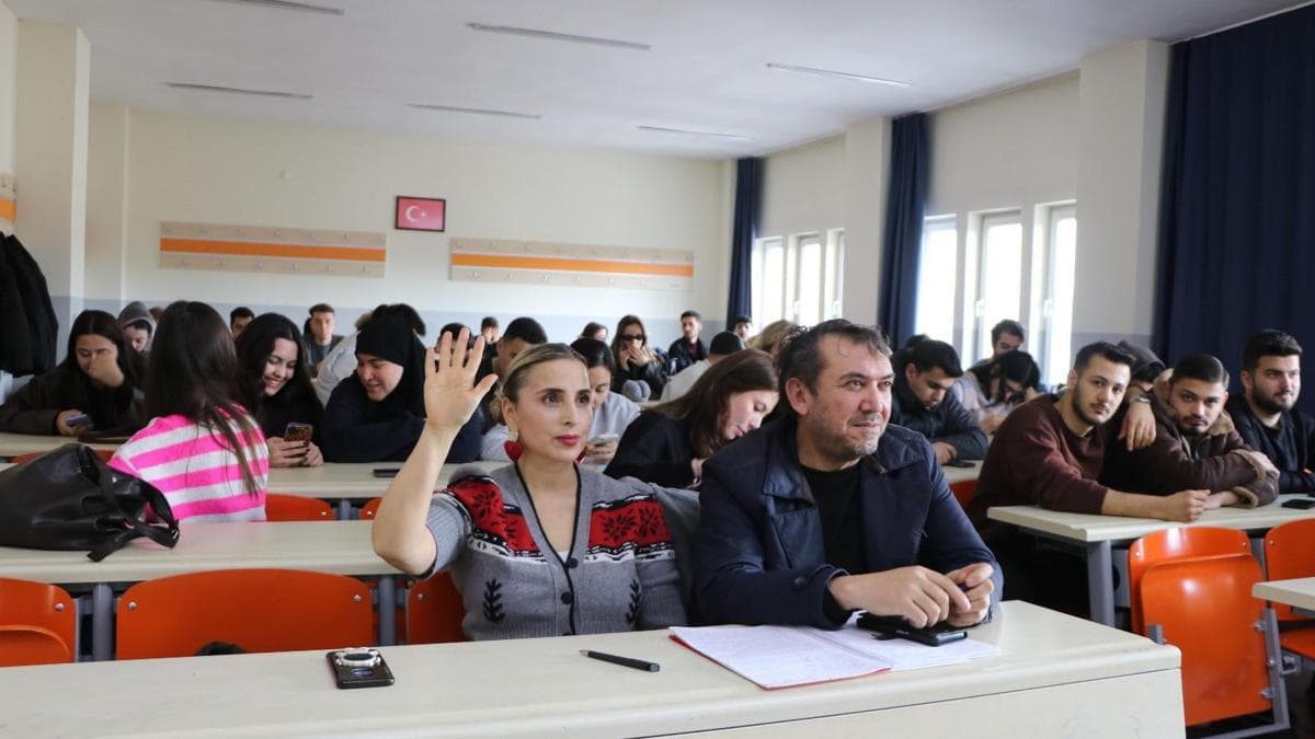 Kayseri'de 27 yıldır evli çift, üniversitede sıra arkadaşı oldu / Ek fotoğraflar