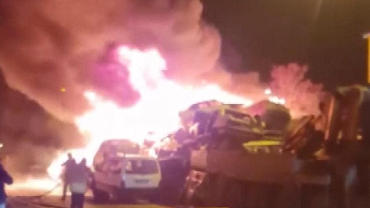 Ankara'da 100 hurda araç alev alev yandı