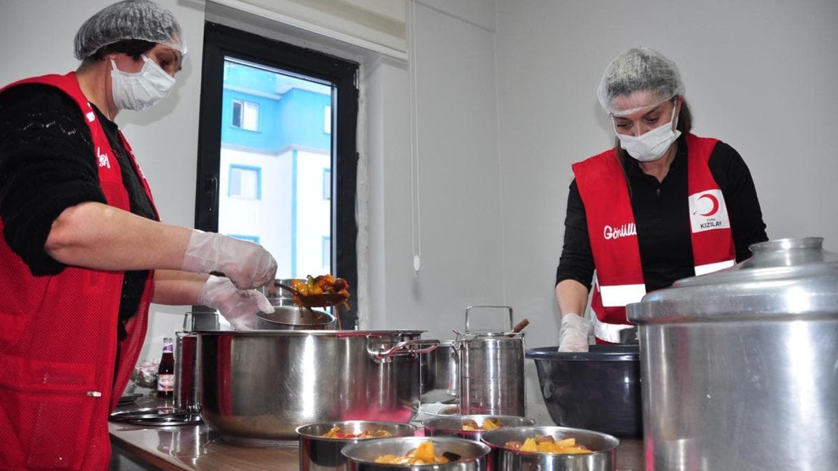 İhtiyaç sahiplerinin iftar yemekleri Kızılay’ın gönüllü kadınlarından