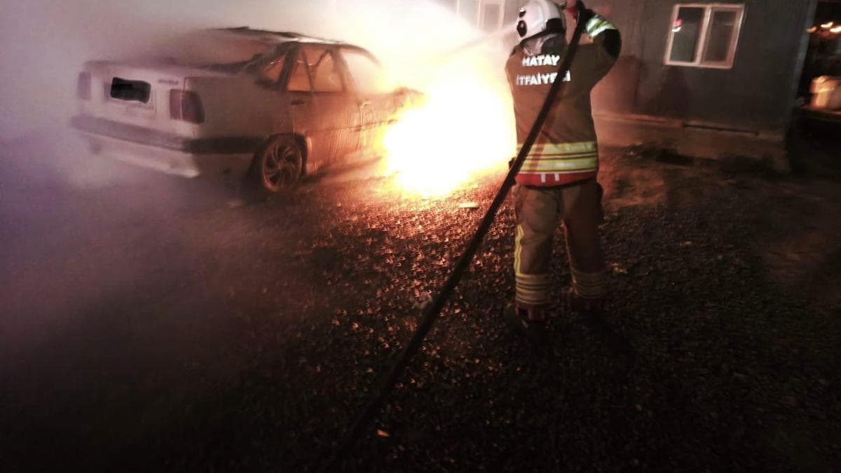Hatay’da park halindeki otomobil yandı