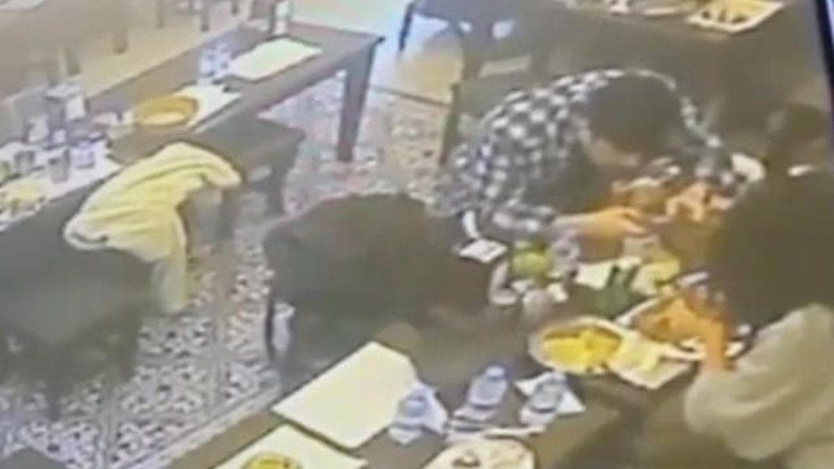 Yer: Taksim... Restoranda akılalmaz olay! Yemekten çıkan böcek adamın dudağını ısırdı