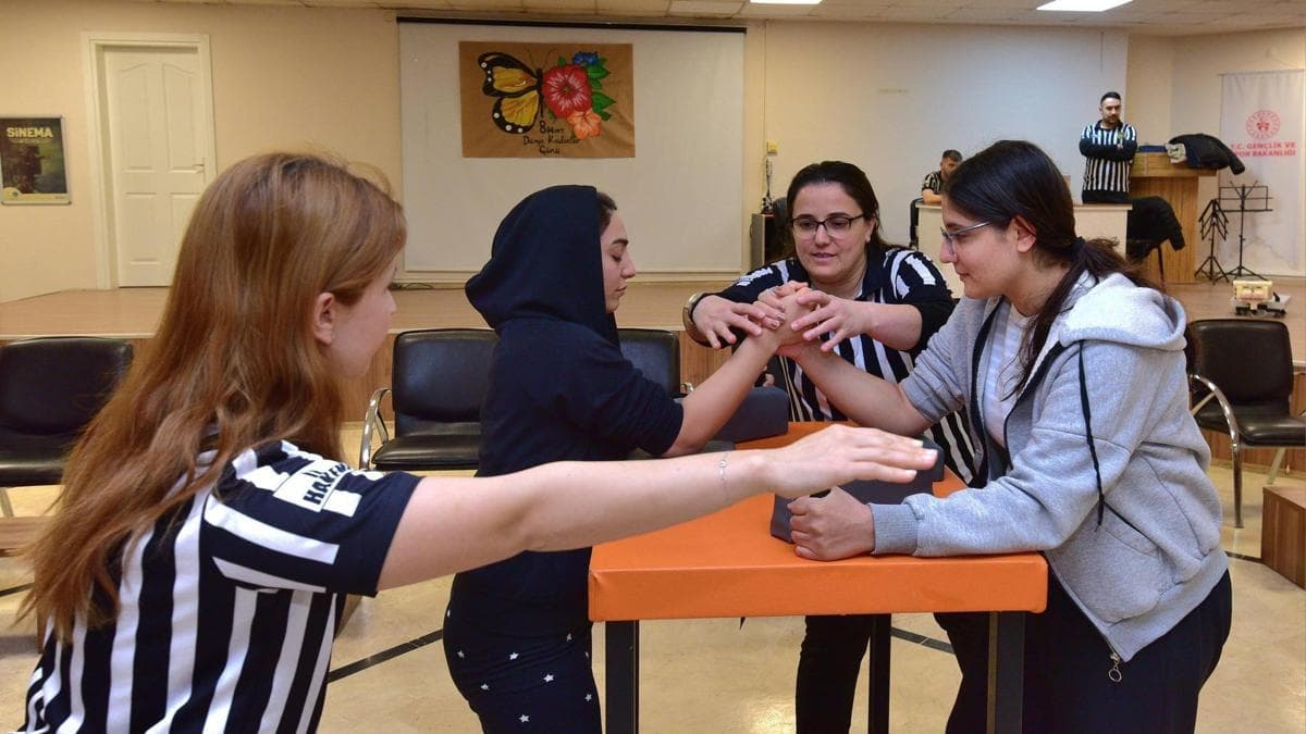 Üniversiteli genç kızlar bilek güreşinde mücadele etti