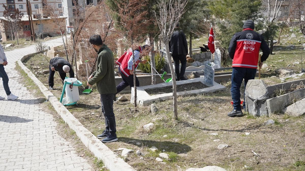 Şırnak’ta şehitliklerde bakım ve temizlik çalışması başlatıldı