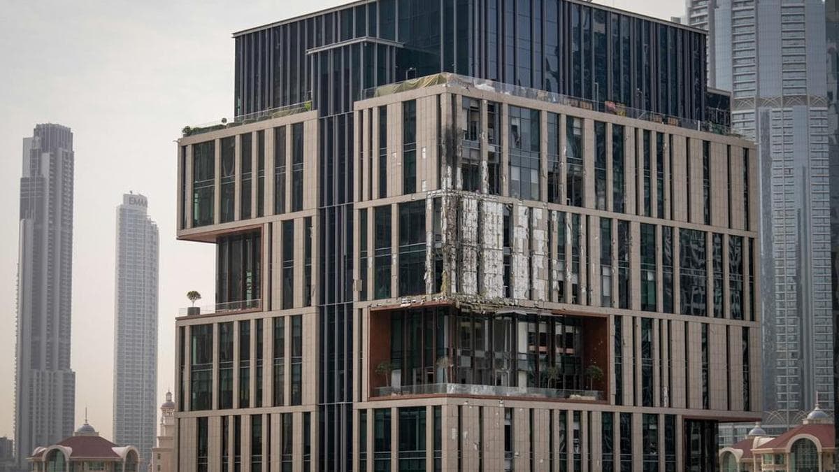 BAE'ye atılan füze imha edildi: Parçalar Dubai'de gökdelene düştü