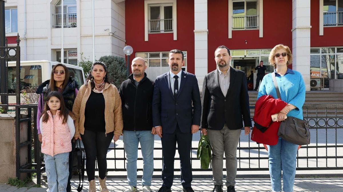 Manisa'da okulda Atatürk'e hakaret ettiği ileri süren öğretmen gözaltında