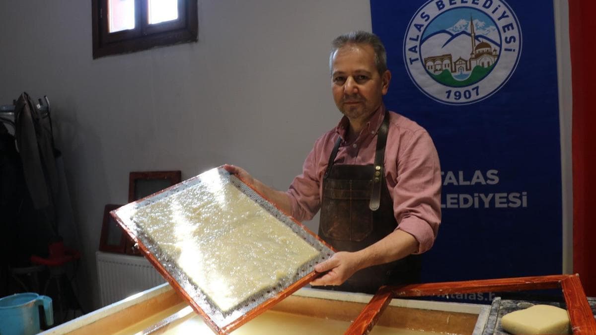 Tarihi konak atölyeye çevrildi; 2 bin yıllık yöntemle sanatsal kağıtlar üretiliyor