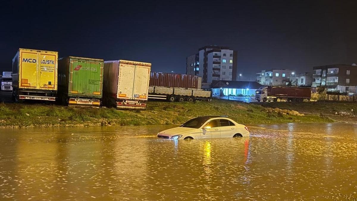 Cizre'de sel: İki araç suda mahsur kaldı, 3 kişi itfaiye ekiplerince kurtarıldı