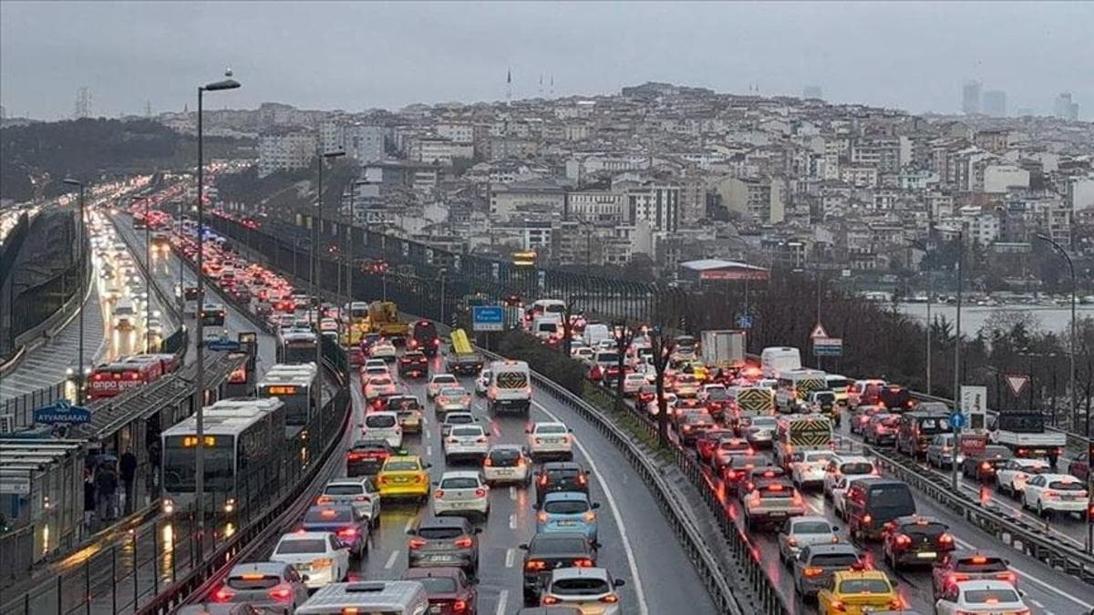 İstanbul'da Trafik Yoğunluğu %80'i Aştı, Ana Arterler Kilitlendi