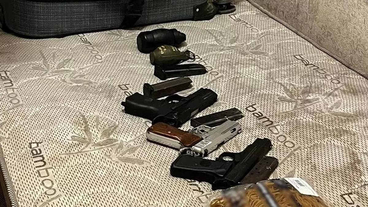 İstanbul'da uyuşturucu operasyonu: Evde 4 tabanca, 2,5 kg eroin ve el bombası ele geçirildi