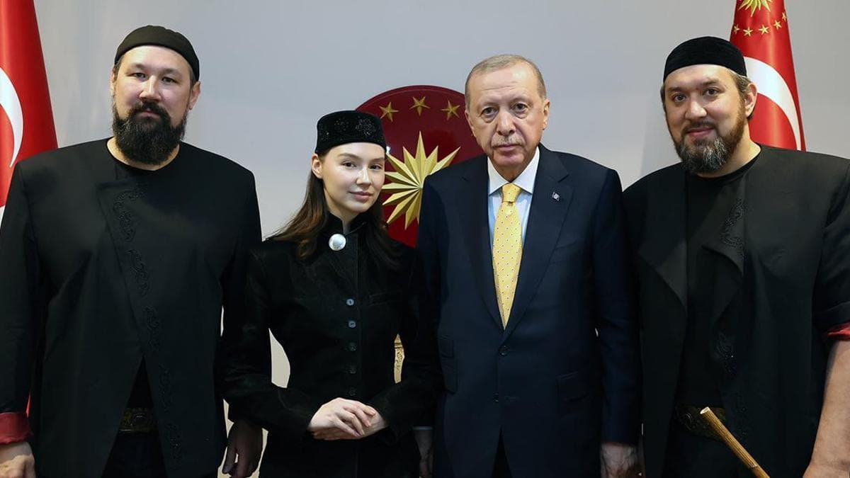 Cumhurbaşkanı Erdoğan, 'Ay Yola' Müzik Grubu ile Külliyede Görüştü