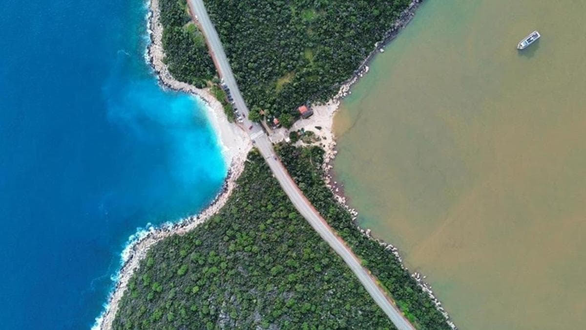 Kaş'ta Sağanak Sonrası Deniz İkiye Bölündü: Mavi ve Kahverengi