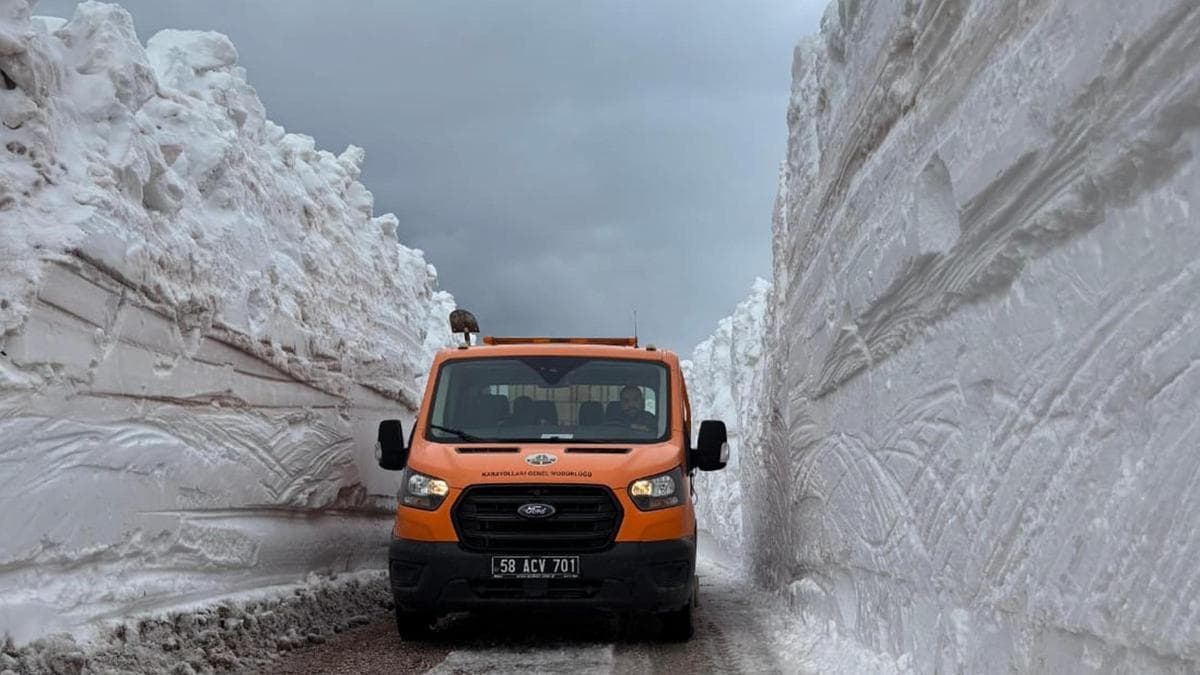 Erzincan'da 4 Metreyi Aşan Karla Nisan Ayında Mücadele Sürüyor