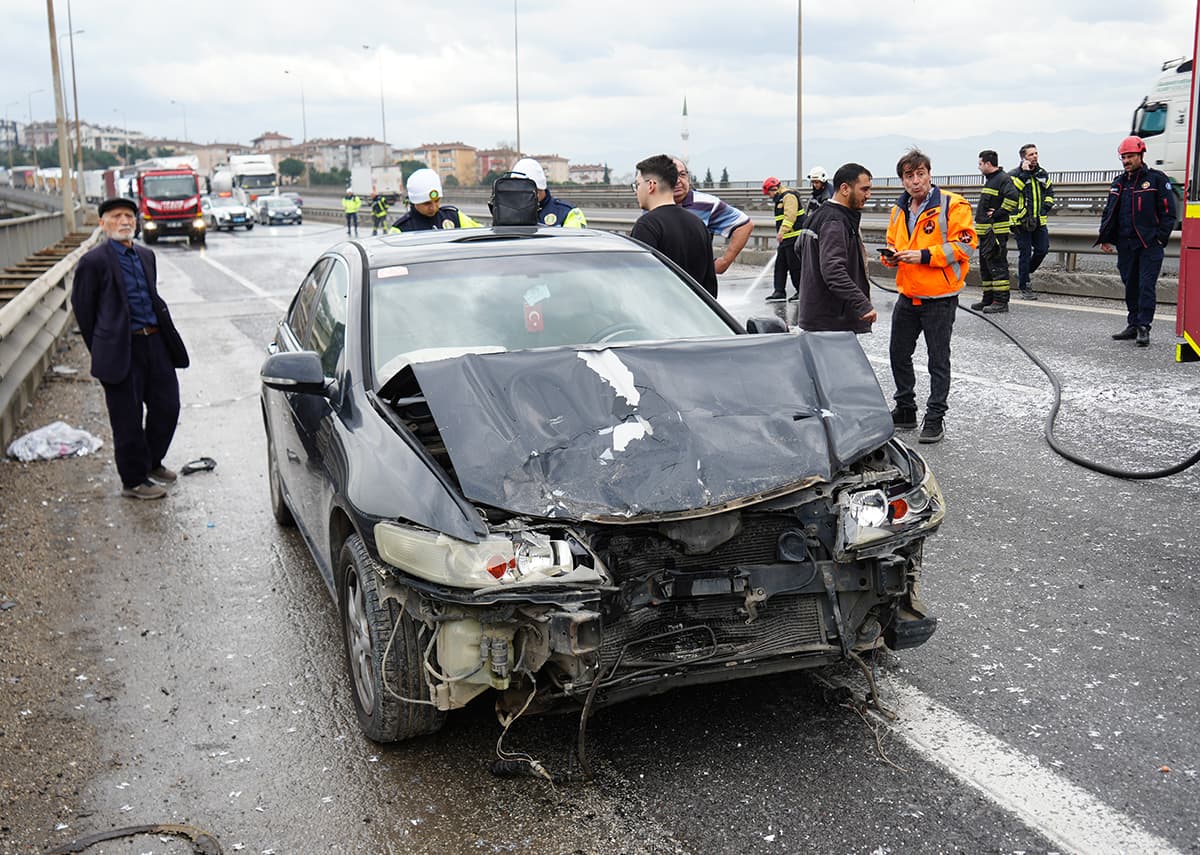 TEM Otoyolu'nda Atık Dökülmesi: 7 Araç Zincirleme Kazada Hasarlı