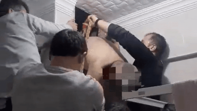 Yozgat'ta eşine ulaşmak için havalandırmaya sıkışan koca kurtarıldı