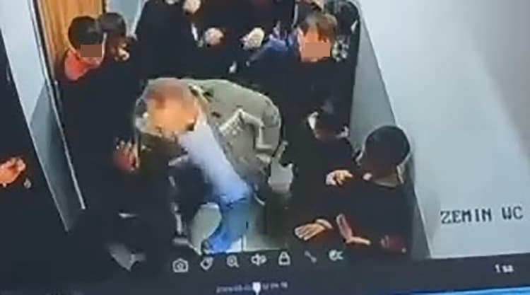 Çocuğuna kartopu atan öğrenciyi koridorda darp etti