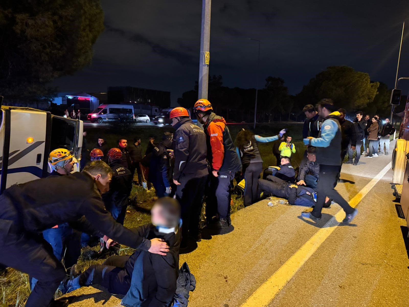 Antalya'da ceza infaz servis aracı devrildi: 16 yaralı