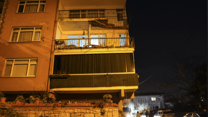 İstanbul'da balkonu çöken apartman tahliye edildi