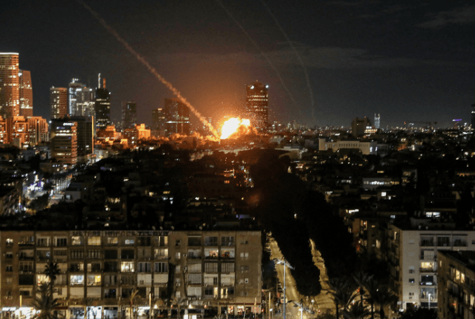 İran ve İsrail'den karşılıklı ateş