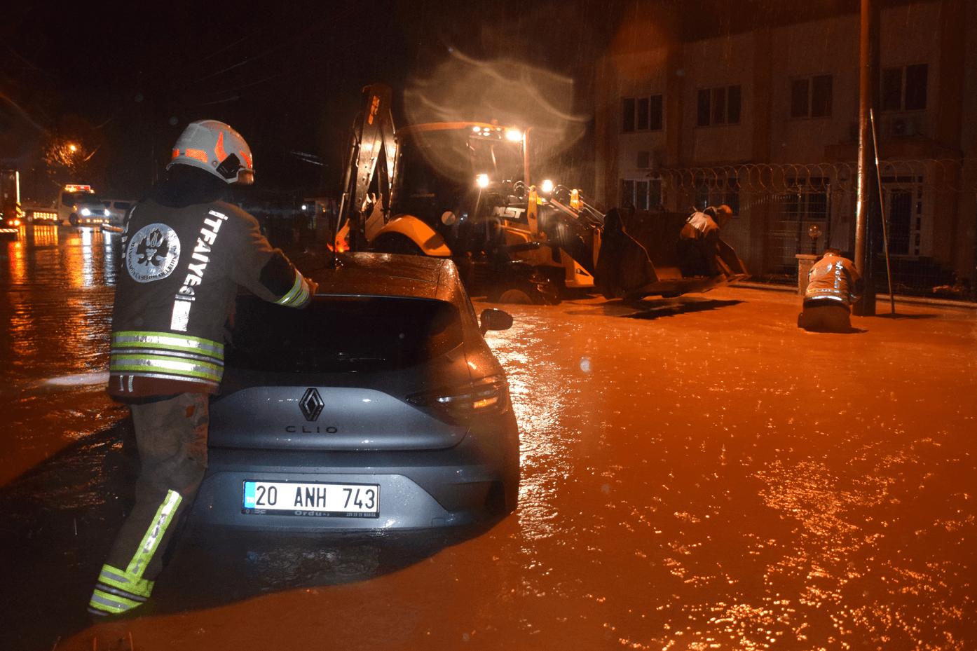 Manisa Turgutlu'da Sağanak 3 Aracı Mahsur Bıraktı, Ekipler Seferber Oldu