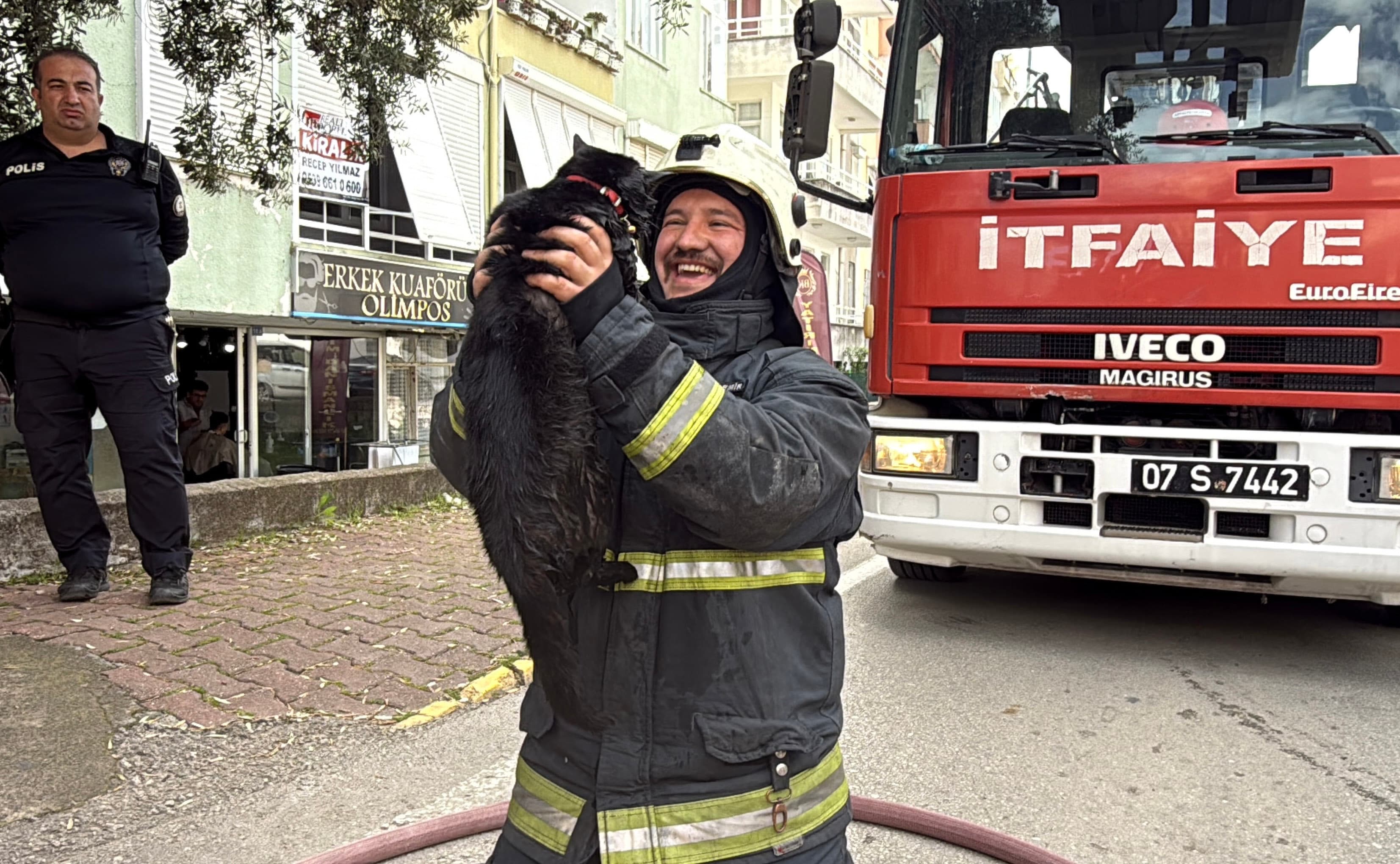 Antalya'da İtfaiye Eri, Yangında Bayılan Kediyi Kalp Masajıyla Kurtardı