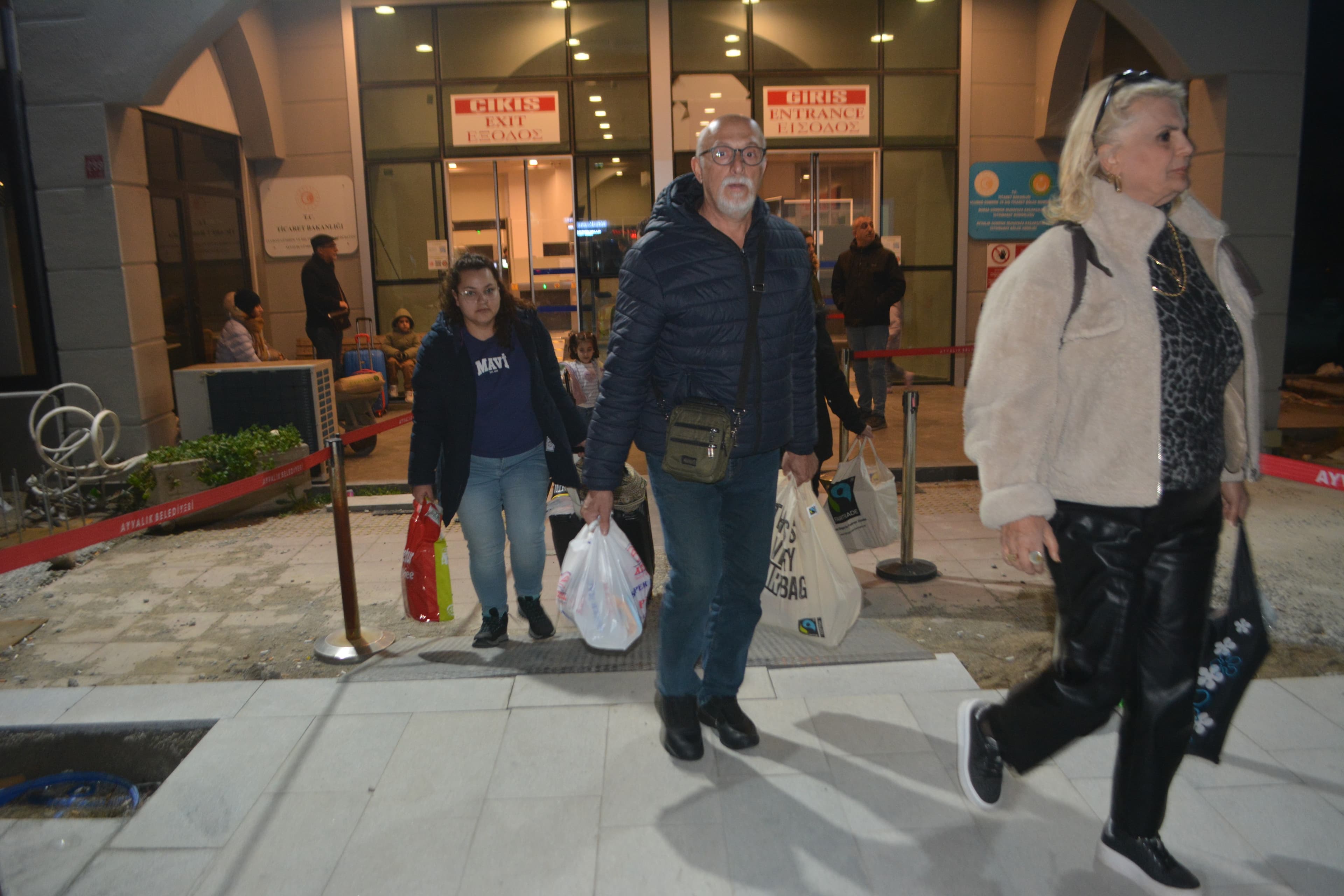 Midilli Adası'nda kriz çözüldü. Mahsur kalan Türk tatilciler yurda döndü