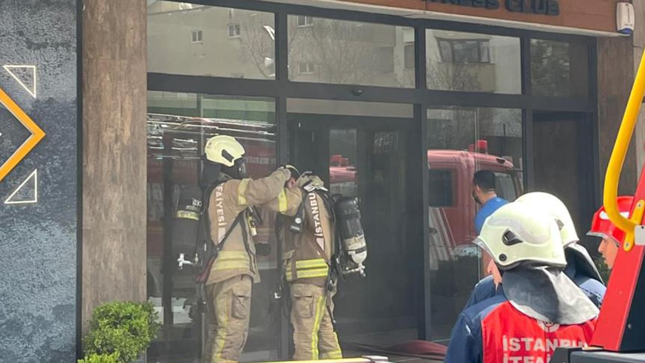 Acıbadem'de spor salonu yangını: Saunada çıkan alevlerde bir çalışan mahsur kaldı