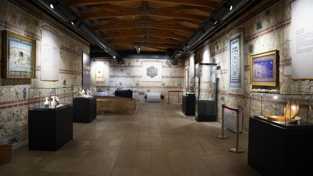 'Osmanlı Sultanlarının Sevdası: Kutsal Emanetler' sergisi Rami Kütüphanesi'nde açıldı