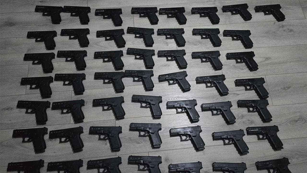 İstanbulda bir eve düzenlenen operasyonda 50 tabanca ele geçirildi