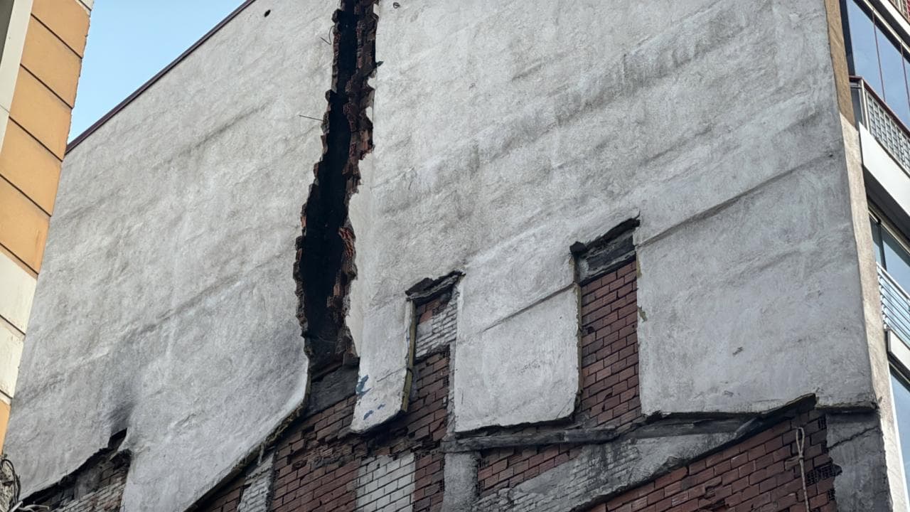 Sivas'ta yıkım sırasında bitişikteki bina hasar gördü