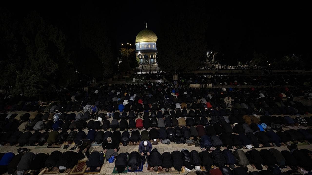 Soykırımcı İsrail, Kudüs'te teravih namazı kılan Filistinlilere saldırdı