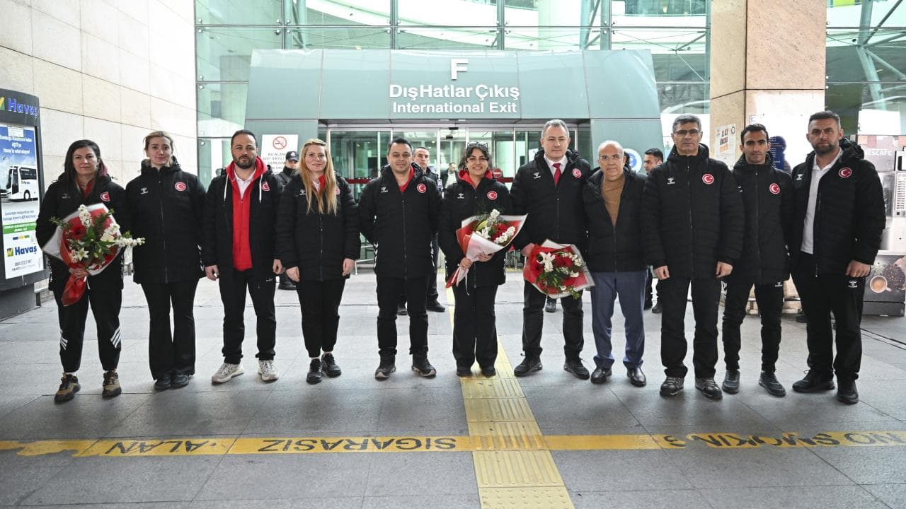 Milli atıcılar, çiçeklerle karşılandı