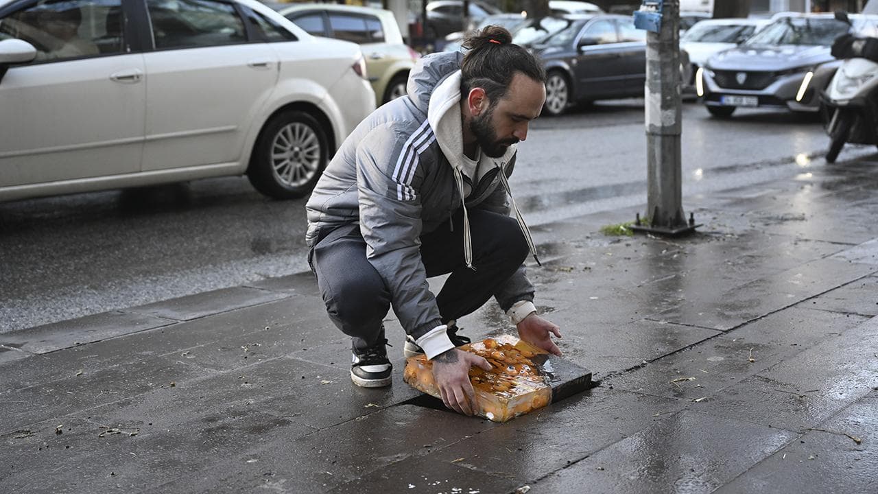 Ankara'da kırık kaldırım taşları sanat eserine dönüşüyor