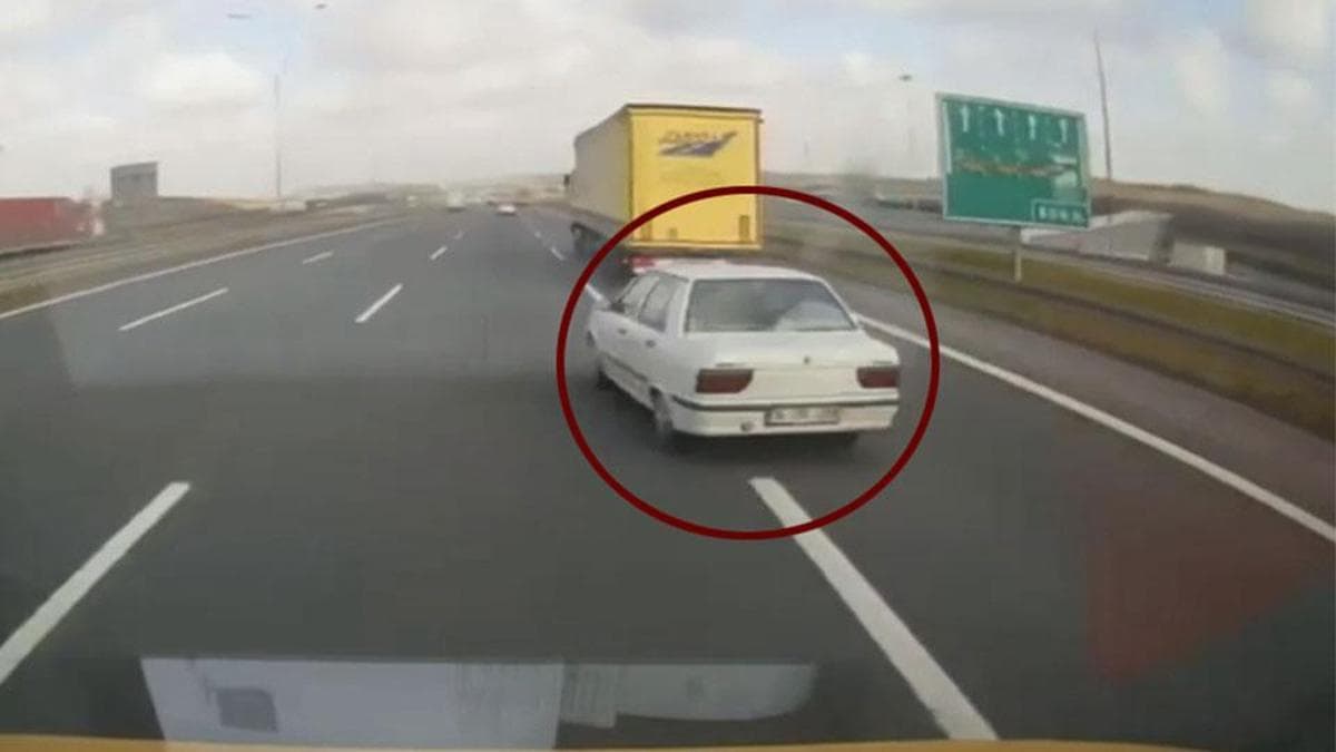 Makas Atan Sürücü Bariyere Çarptı: Kaza Anı Araç Kamerasında