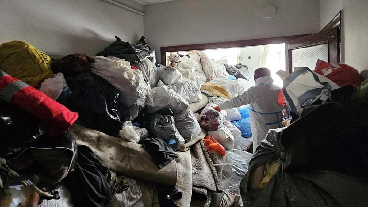 Bursa'da mahalle şikayet etti, evden 4 kamyon çöp çıktı