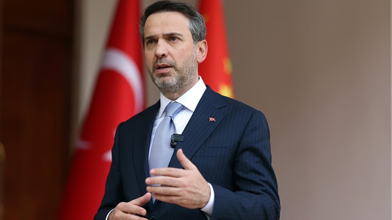 Bakan Bayraktar: Kapımızda yaşanan kriz çok büyük bir kriz