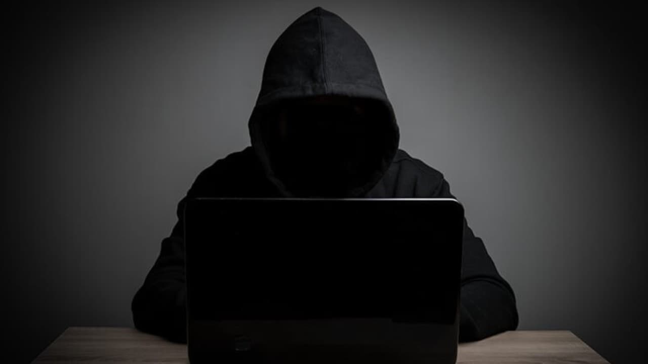 Siyah Şapkalı Hacker Çetesi Çökertildi: 20 Milyon Kişinin Verisi Ele Geçirildi