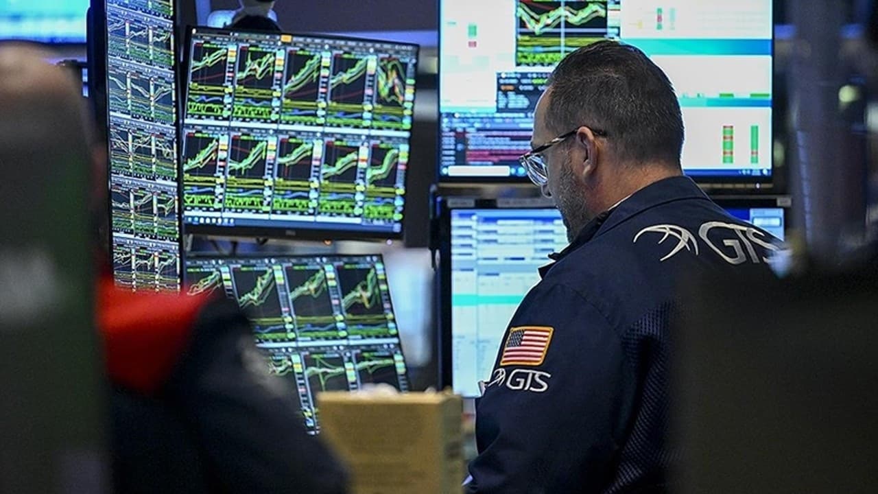 New York Borsası Karışık Seyirle Kapandı: Dow Yükseldi, Nasdaq Düştü