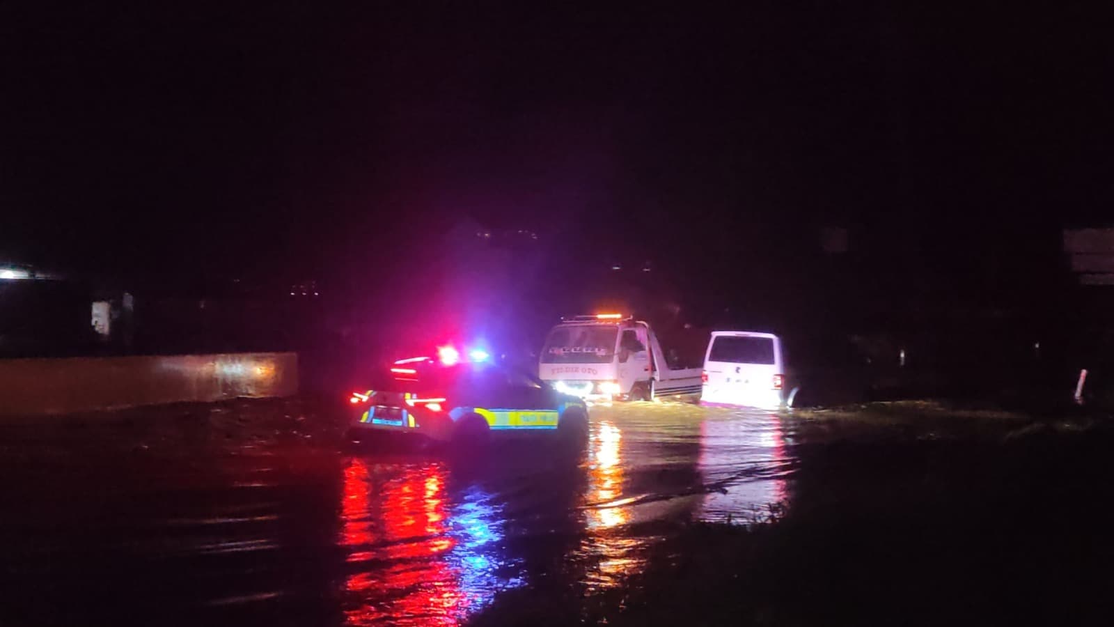 İzmir'de Sağanak Karayolunu Su Altında Bıraktı: Araçlar Mahsur Kaldı