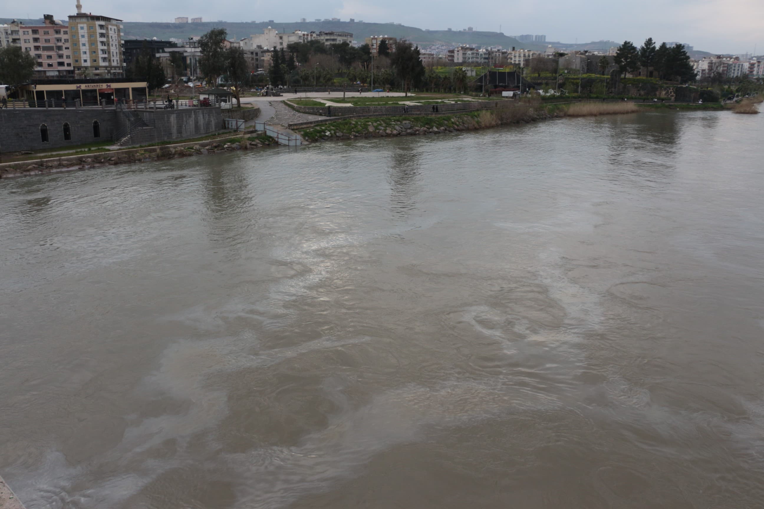 Cizre'de Petrol Boru Hattı Patladı, Ham Petrol Dicle Nehri'ne Karıştı