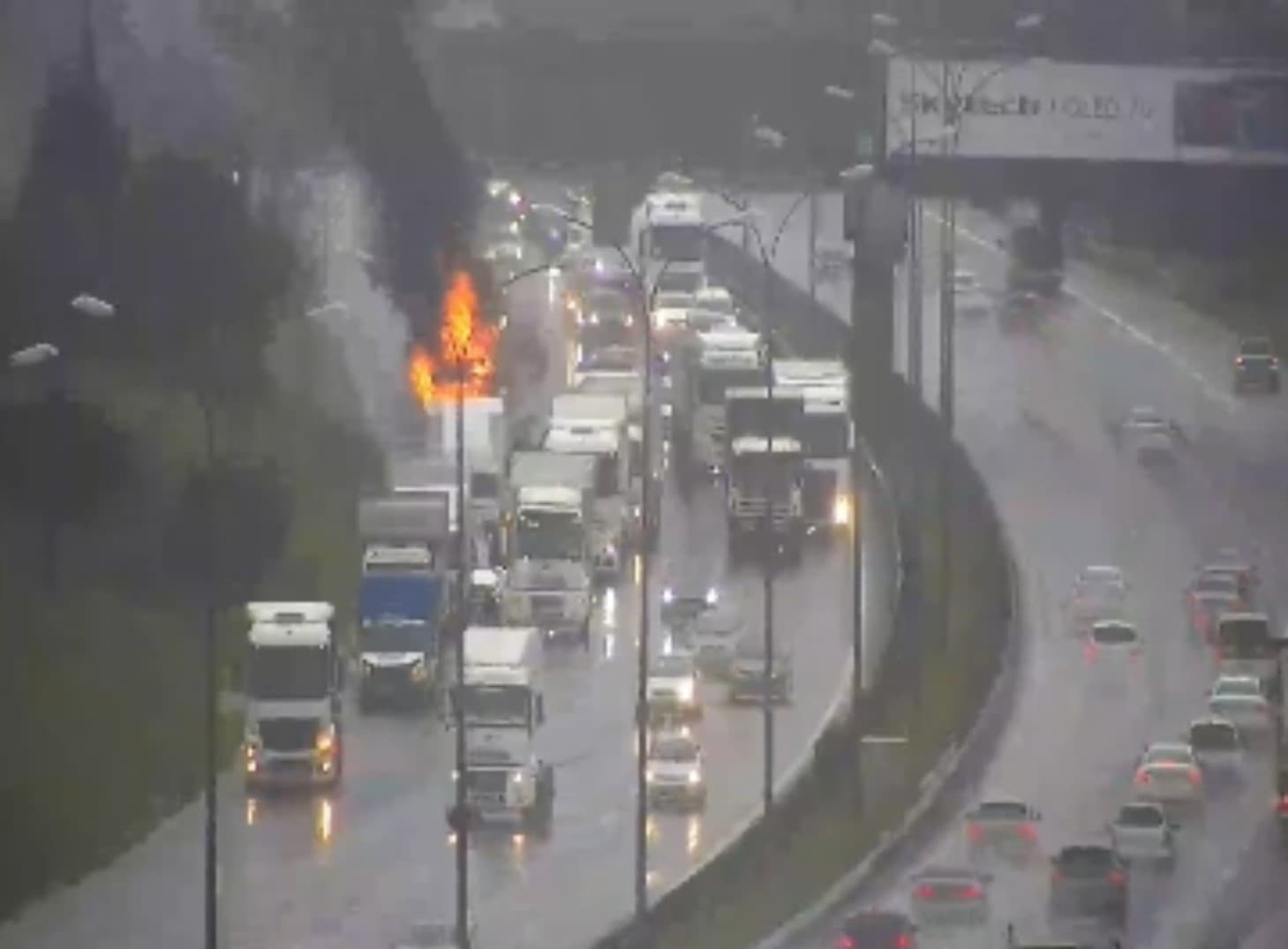 Tuzla'da Seyir Halindeki TIR'da Yangın: Sürücü Yaralandı