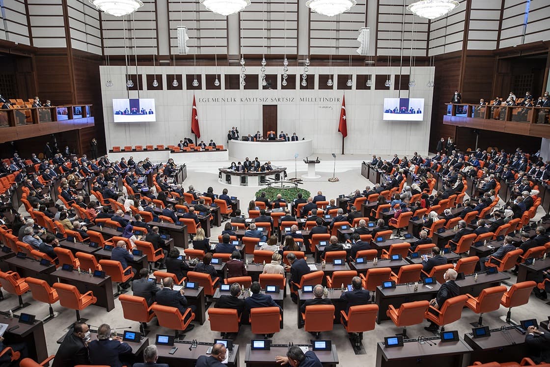 Kadın memurun doğum sonrası izni 16 haftaya çıkıyor. Toplam 24 hafta izin yapılacak. Teklif Meclis'e sunuldu