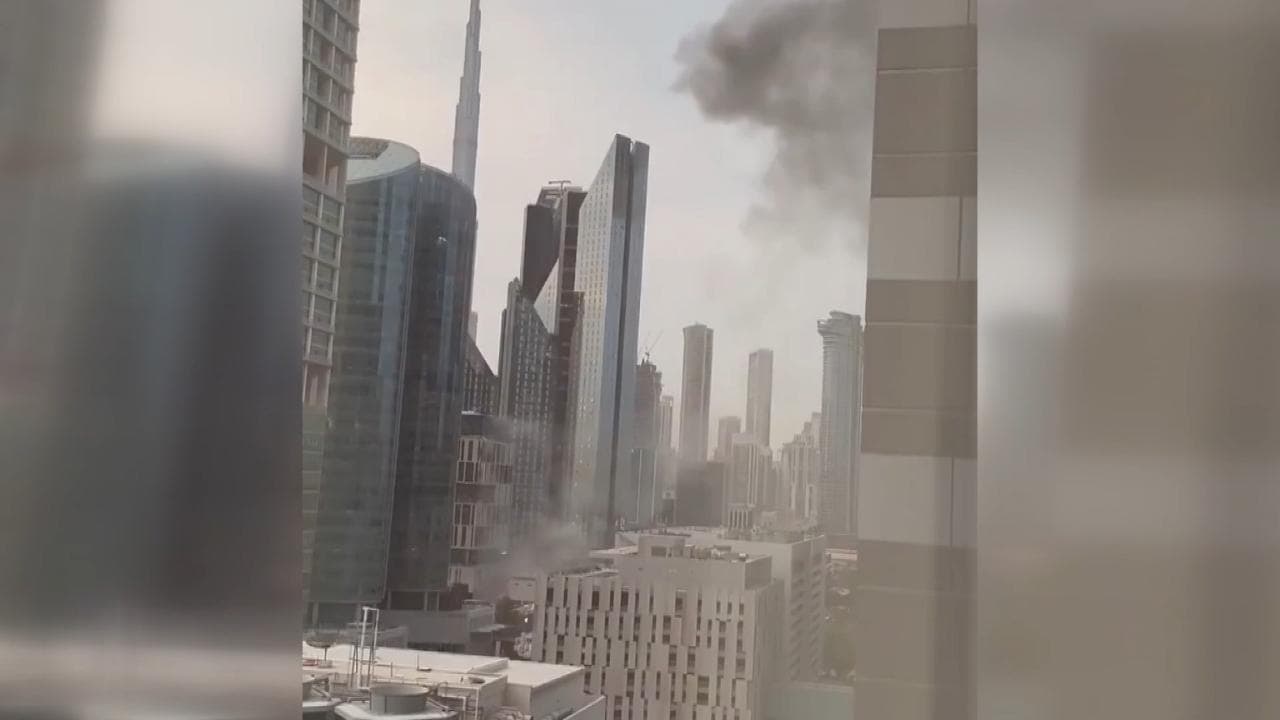 Dubai'de bir binanın cephesine şarapnel parçaları isabet etti