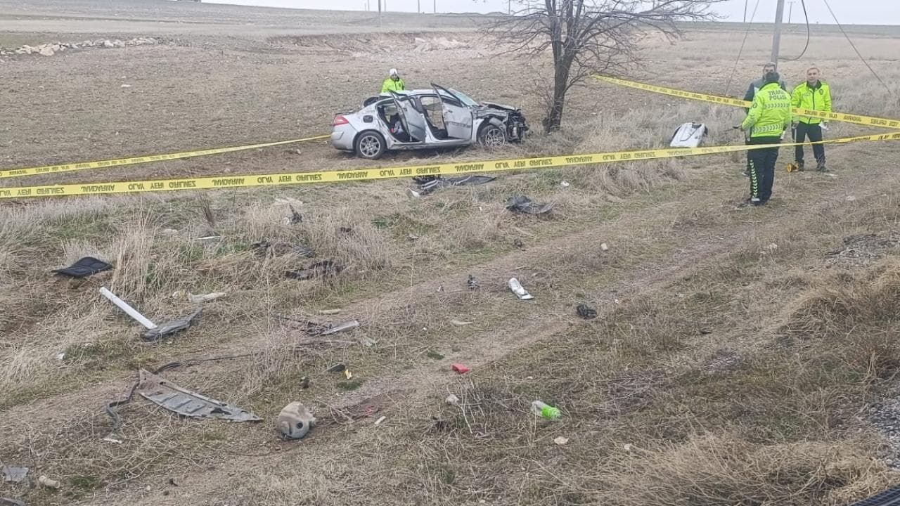 Otomobil şarampole devrildi: Anne ve baba öldü, 4 çocuğu ağır yaralandı